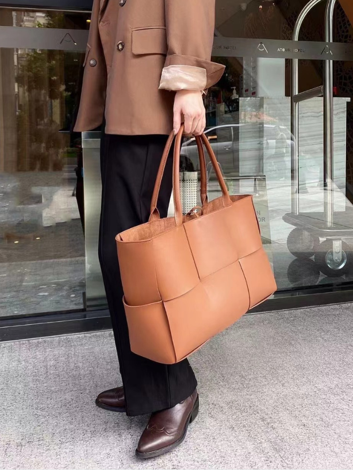 Vivian Tote